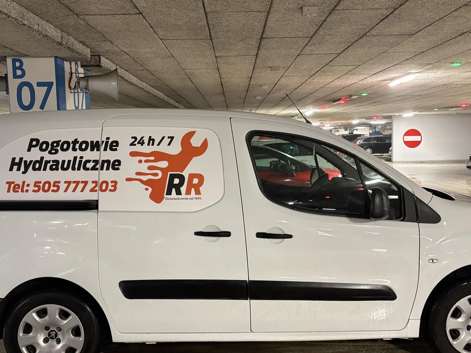 Oznakowany van Pogotowia Hydraulicznego RR — Płock, telefon 505 777 203